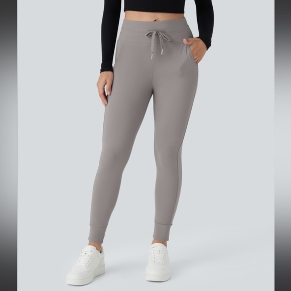 LIKE NEW HALARA GULL GREY SOFTLYZERO PLUSH HIGH WAISTED JOGGERS - Size M SKU:585